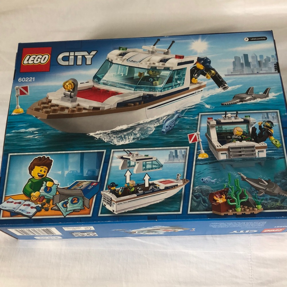 Brand New LEGO Diving Yacht (5+)